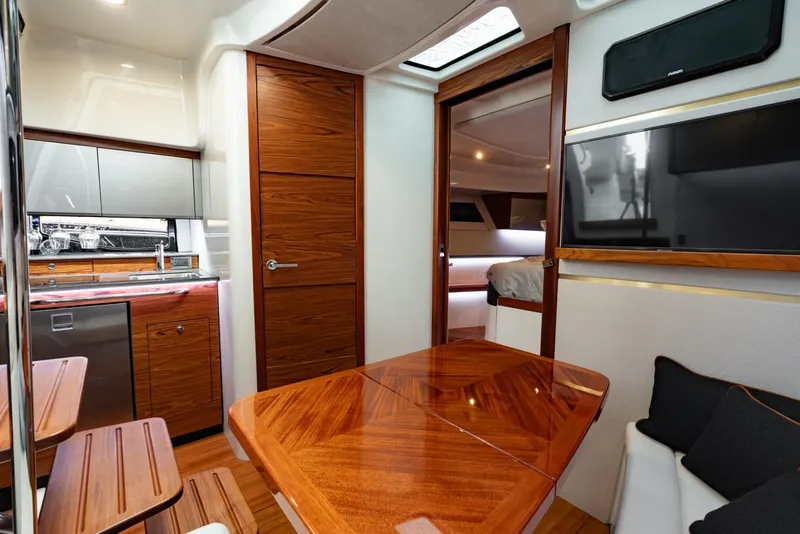 Slide: The Image of Boston Whaler 405 Conquest 2024 - 87