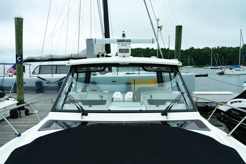 Slide: The Image of Boston Whaler 405 Conquest 2024 - 89