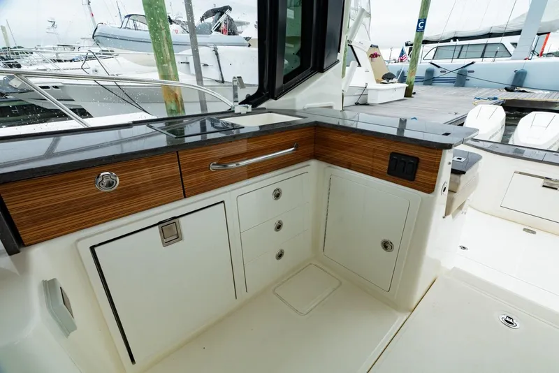 Slide: The Image of Boston Whaler 405 Conquest 2024 - 94