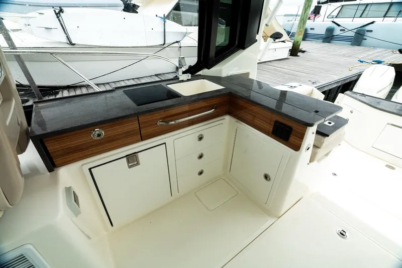 Slide: The Image of Boston Whaler 405 Conquest 2024 - 95