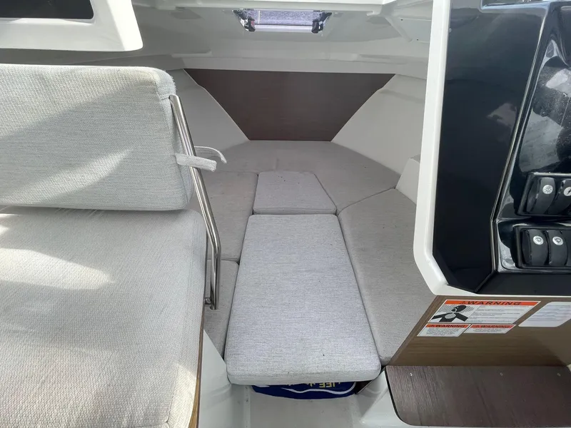 Slide: The Image of Jeanneau - Forward Cabin - 7