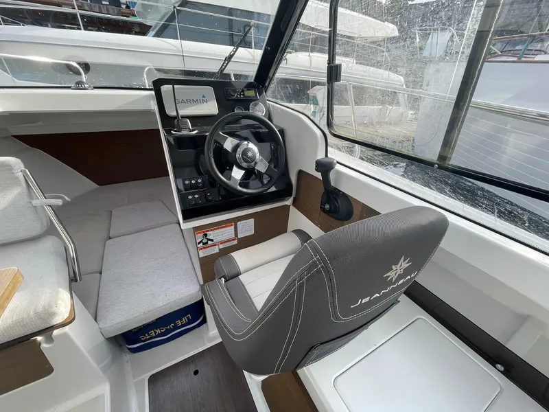 Slide: The Image of Jeanneau - Helm - 8