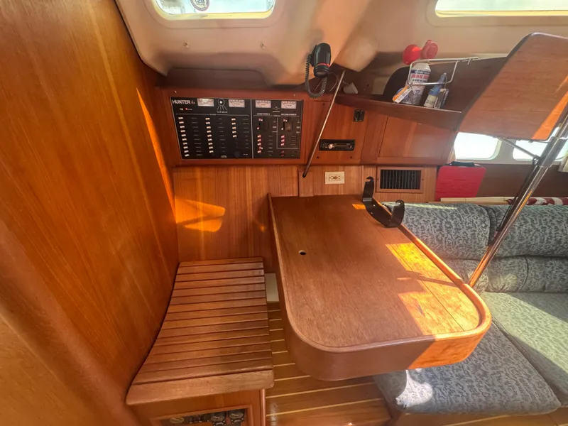 Slide: The Image of Hunter 410 2000 - 51