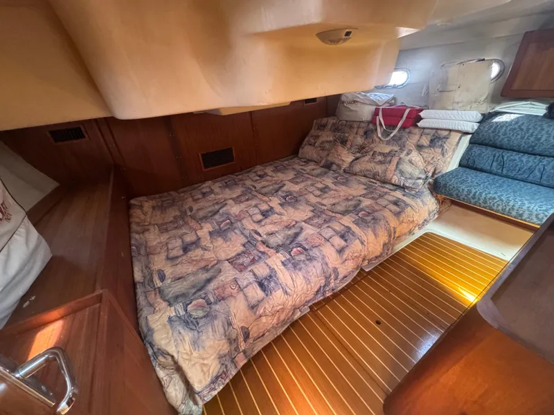 Slide: The Image of Hunter 410 2000 - 54