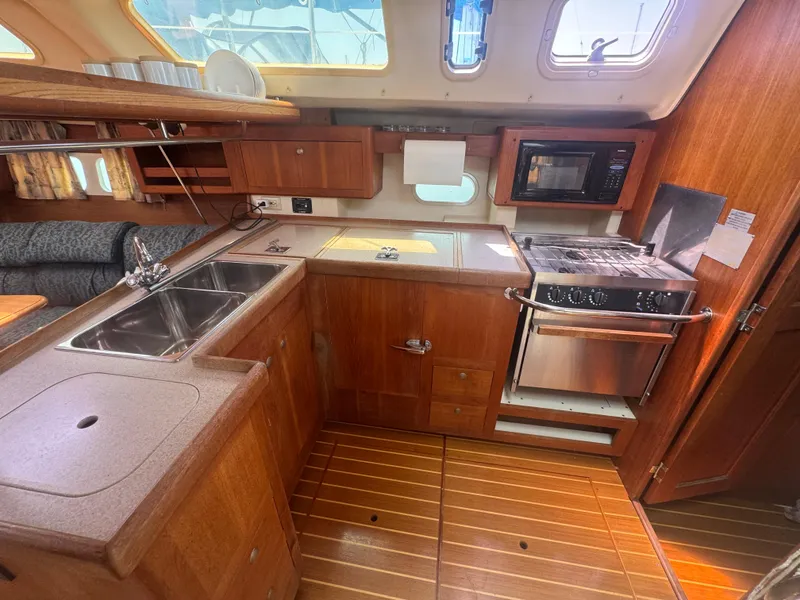 Slide: The Image of Hunter 410 2000 - 56