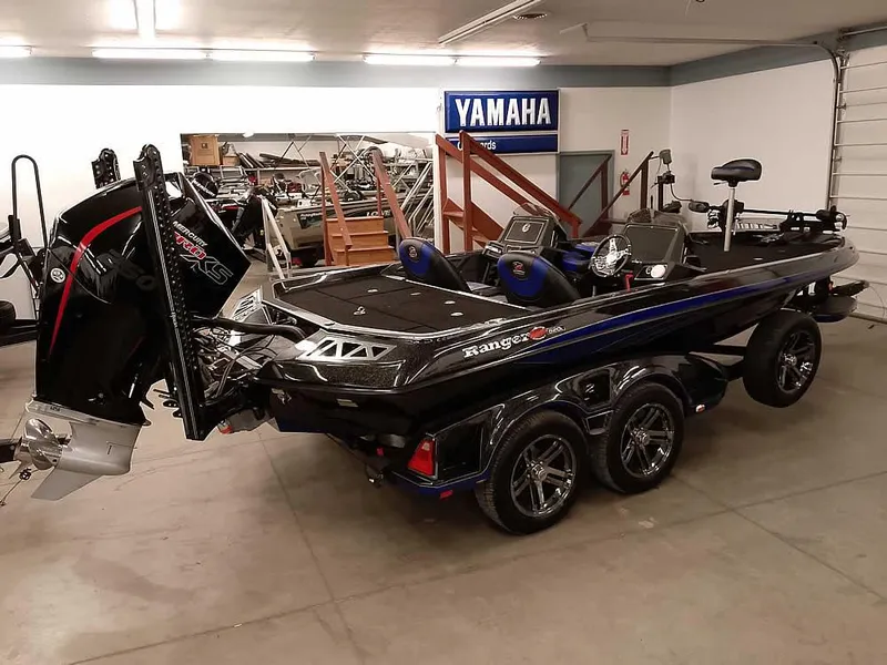 Slide: The Image of 2020 Ranger Z520L Comanche DC boat in showroom, featuring Yamaha engine and sleek design. - 36