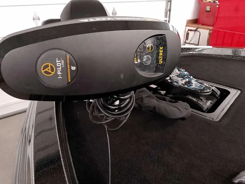 Slide: The Image of 2020 Ranger Z520L Comanche DC boat with i-Pilot Ultrex trolling motor. - 8