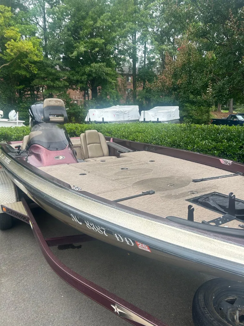 Slide: The Image of 2000 Stratos 21 SS Extreme boat on trailer, parked outdoors. - 1