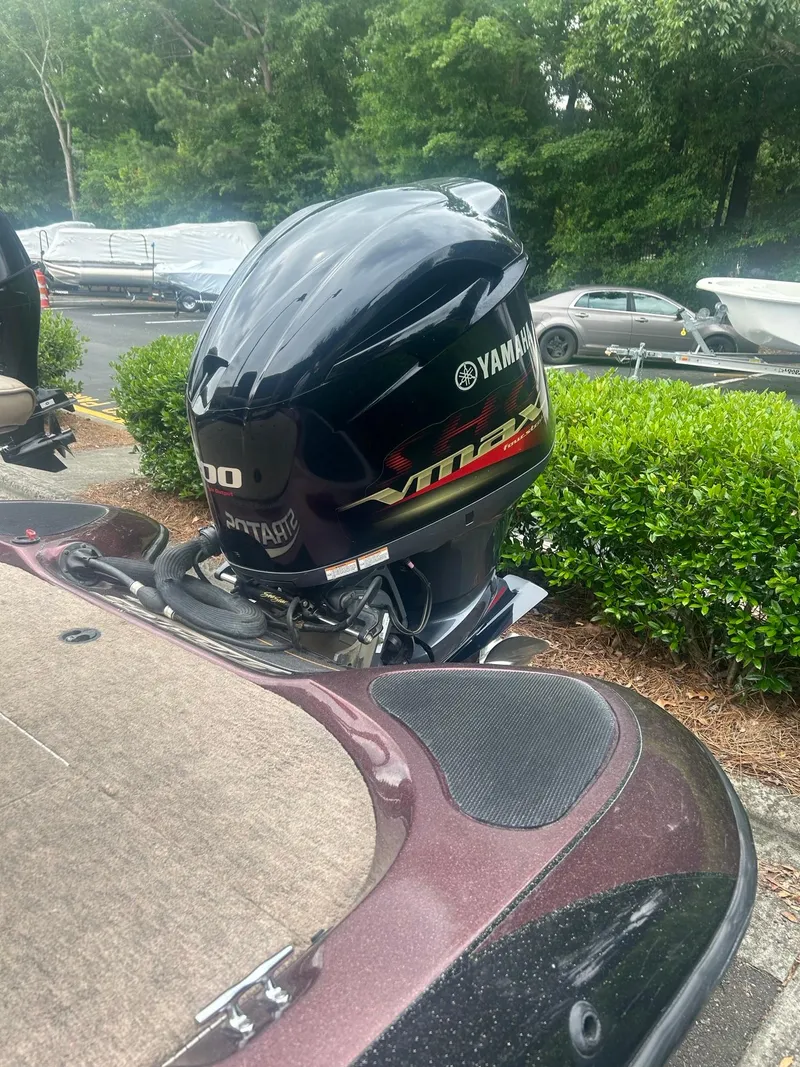 Slide: The Image of 2000 Stratos 21 SS Extreme boat with Yamaha VMAX outboard motor, parked outdoors. - 4