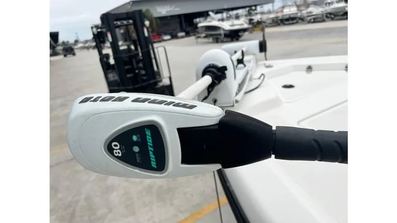 Slide: The Image of Trolling motor on 2001 Skeeter 2200 ZX boat, docked at marina. - 10