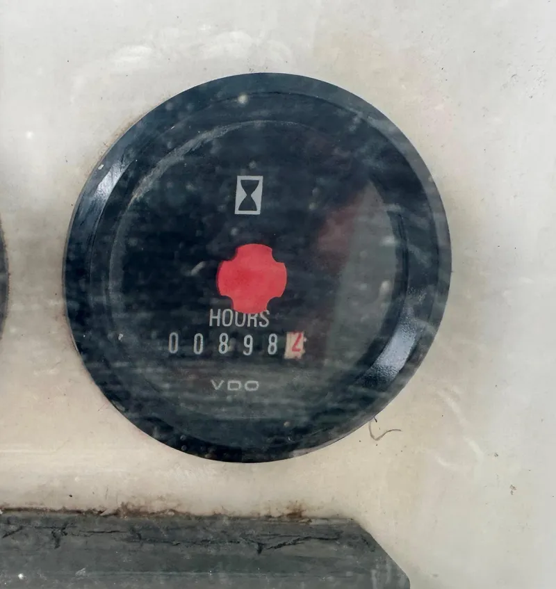 Slide: The Image of Hour meter showing 898.4 hours on a 2004 Beneteau 393. - 17