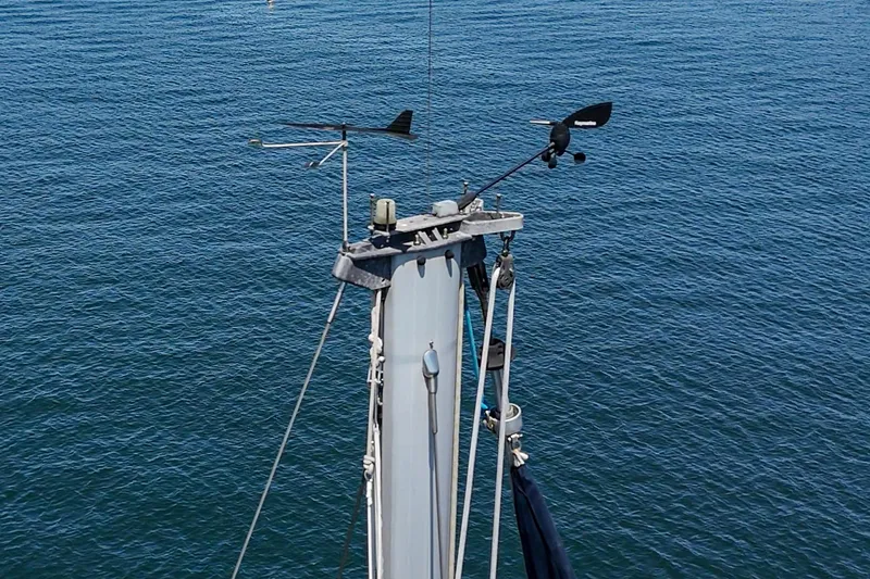 Slide: The Image of Mast of 2002 Jeanneau Sun Odyssey 43 sailboat against blue ocean background. - 16