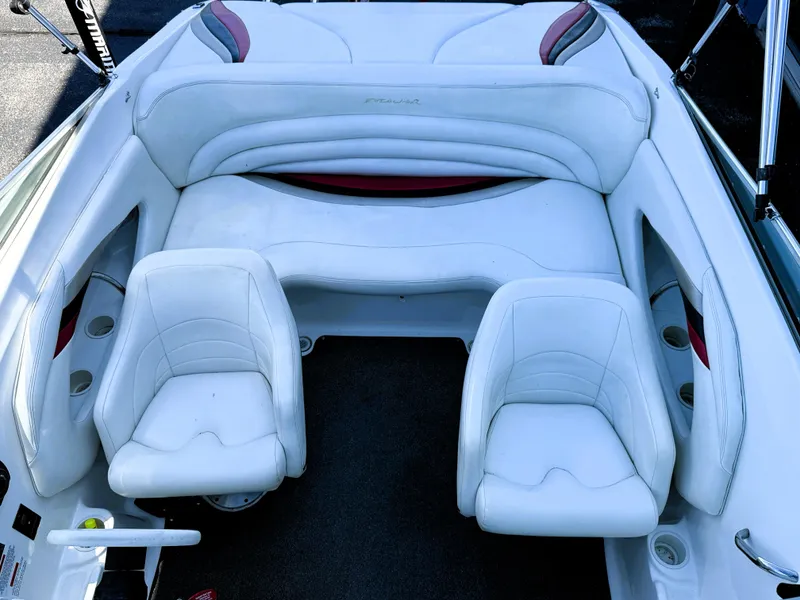 Slide: The Image of Interior of 2000 Wellcraft 20 Excalibur boat with white seating and cup holders. - 18
