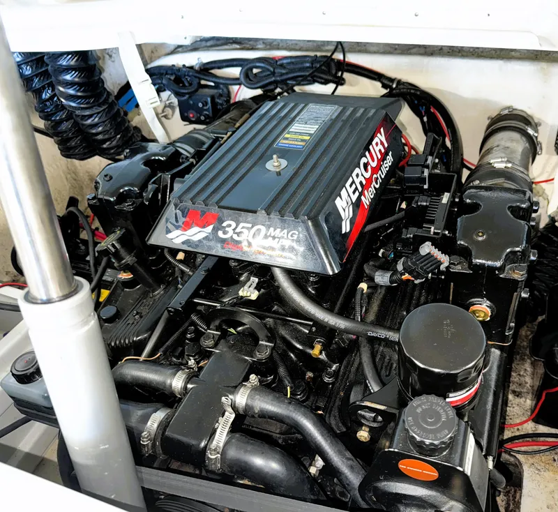 Slide: The Image of Mercury MerCruiser 350 MAG engine in 2000 Wellcraft 20 Excalibur boat. - 21