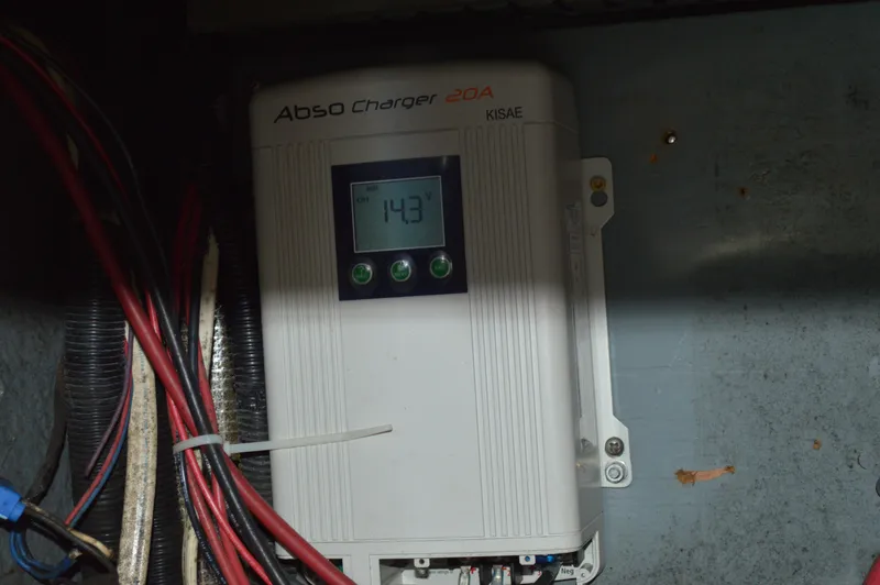 Slide: The Image of Battery charger display on a 1998 Sea Ray 310 Sundancer boat. - 41