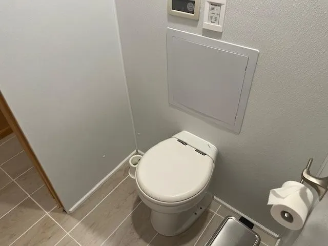 Slide: The Image of Toilet area in 2001 Stardust Cruisers 18 x 103 houseboat, featuring modern fixtures and tiled flooring. - 17