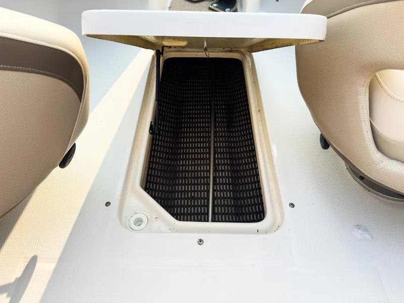Slide: The Image of 2007 Chaparral 190 SSi boat storage compartment between seats. - 27