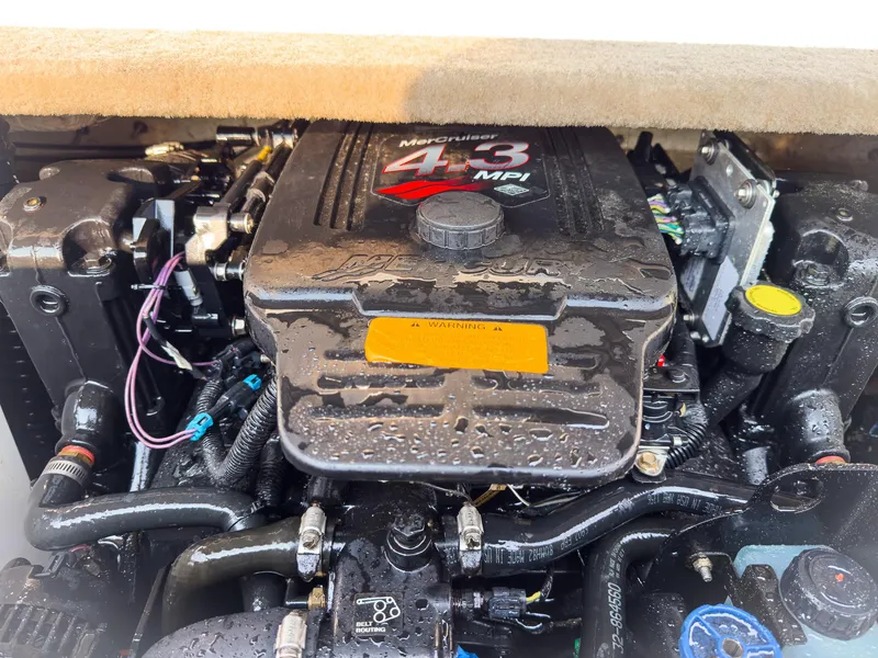 Slide: The Image of Engine of 2007 Chaparral 190 SSi boat, featuring MerCruiser 4.3 MPI. - 30