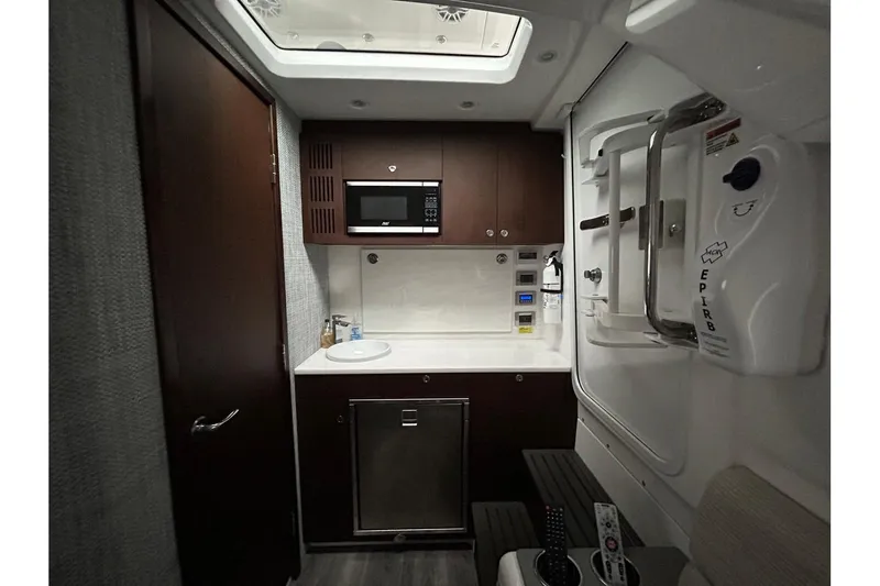 Slide: The Image of Everglades 455 Center Console 2023 - 16