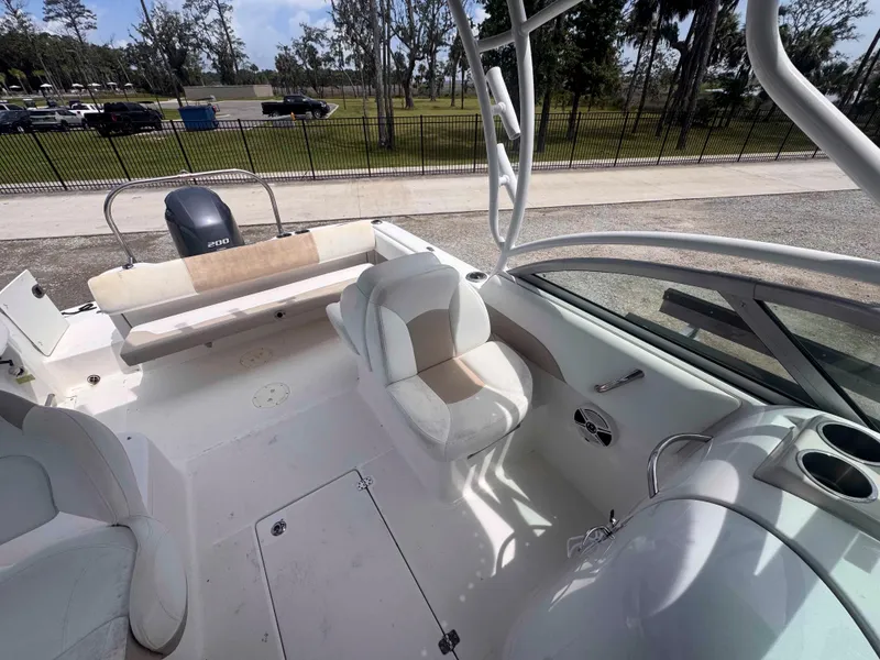 Slide: The Image of 2019 Robalo R227 Dual Console boat electrical system with battery and control panel. - 28