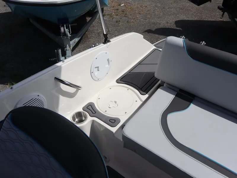 Slide: The Image of Bayliner M Series M19 2025 - 10