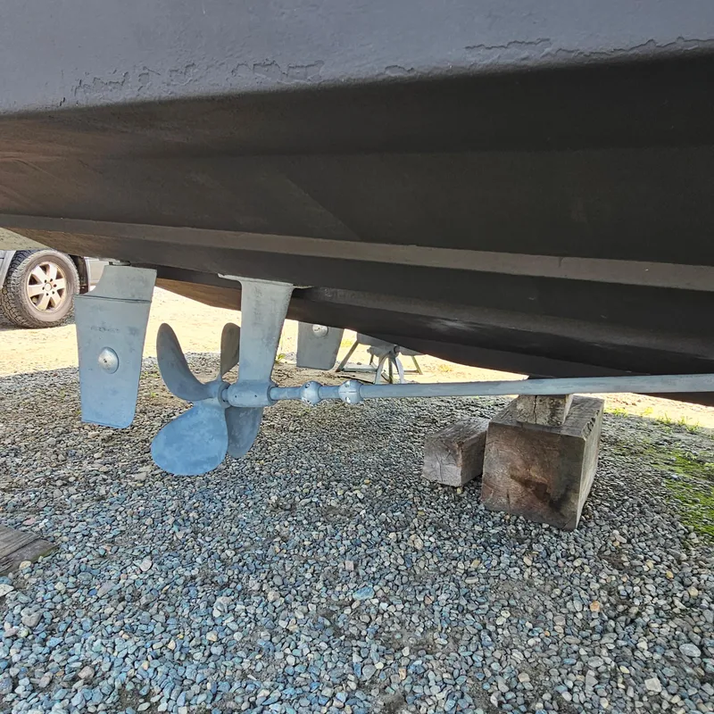 Slide: The Image of Underneath view of a 2000 Silverton 392 Motor Yacht showing propeller and rudder. - 42