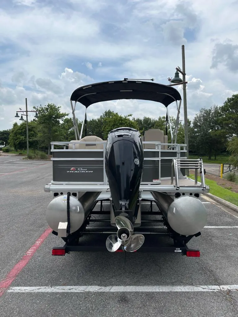 Slide: The Image of 2025 Sun Tracker Fishin' Barge 20 DLX pontoon boat, rear view in parking lot. - 7