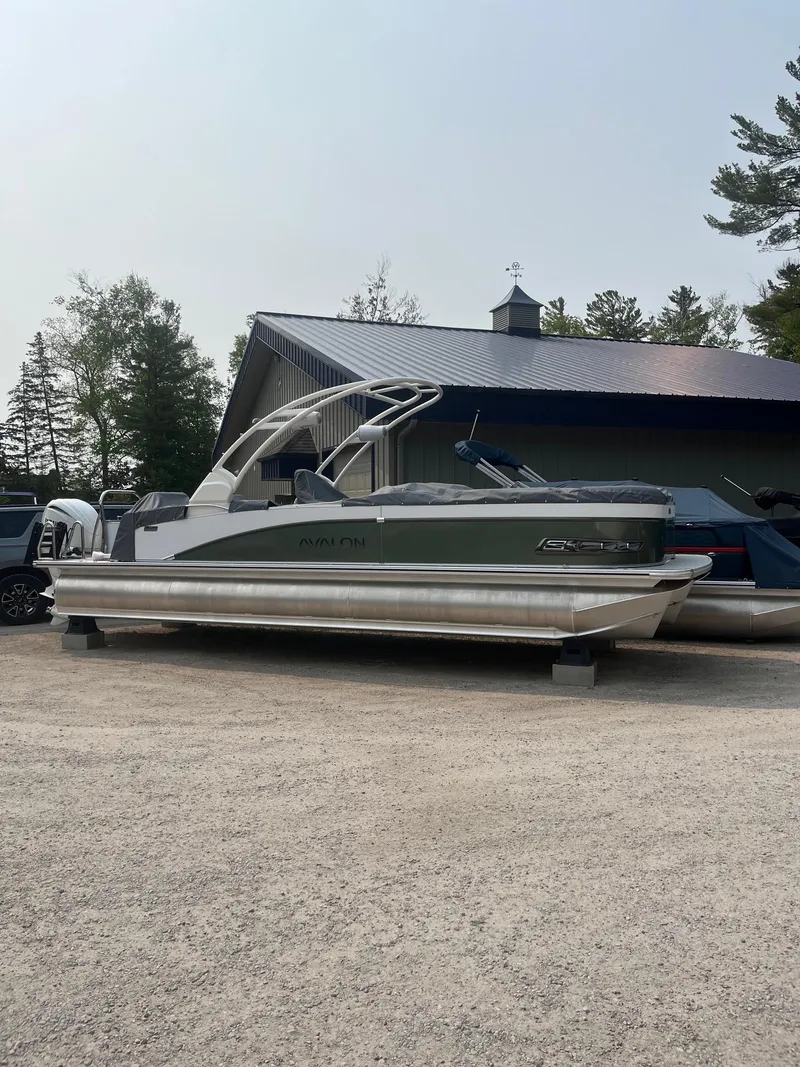 Slide: The Image of 2025 Avalon 2585 Catalina Quad Lounger Shift pontoon boat parked outdoors. - 19