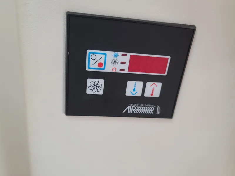 Slide: The Image of Control panel on a 2004 Maxum 3100 SE boat, featuring fan and temperature icons. - 6