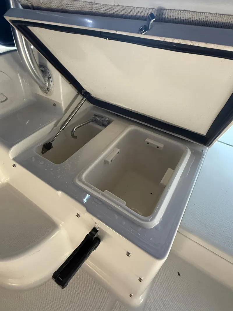 Slide: The Image of Open storage compartment on 2003 Hydra-Sports Vector 2800 WA boat. - 18