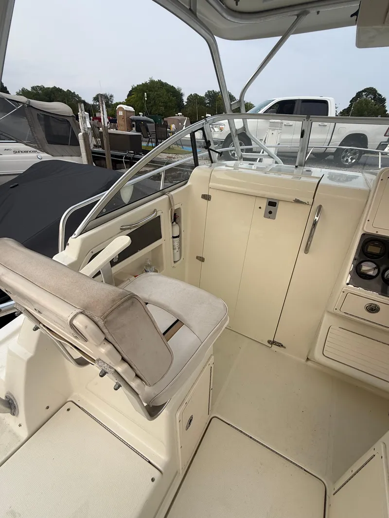 Slide: The Image of 2003 Hydra-Sports Vector 2800 WA boat cockpit with seating and control panel. - 21