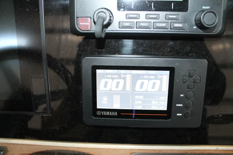 Slide: The Image of Yamaha display panel on 2018 Chris-Craft Catalina 26 boat dashboard. - 18