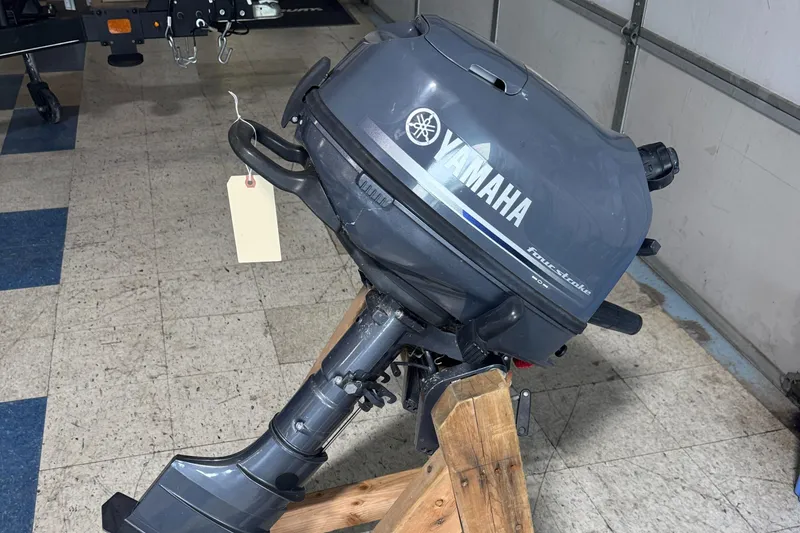 Slide: The Image of Yamaha outboard motor on stand, suitable for Catalina 22 Sport, 2006 model. - 14