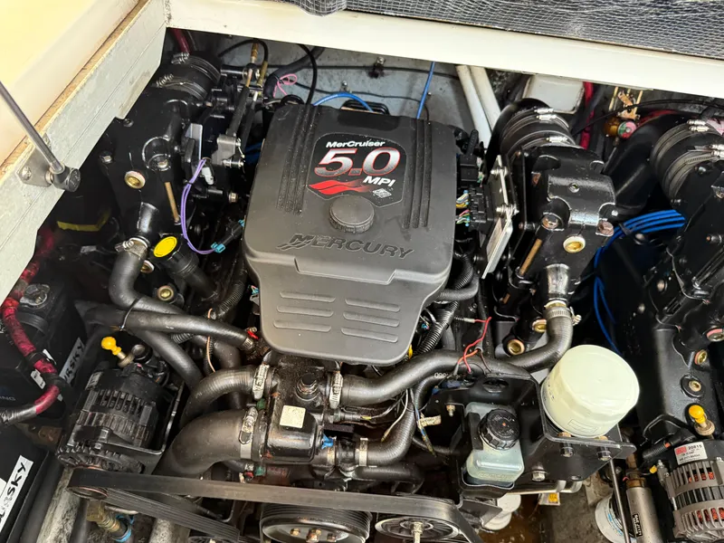 Slide: The Image of MerCruiser 5.0 MPI engine in 2004 Sea Ray 290 Amberjack boat. - 31