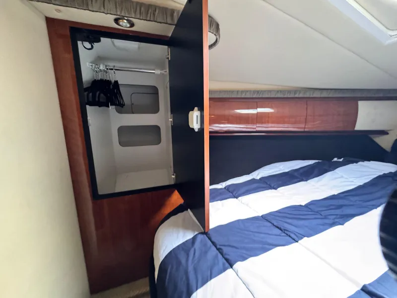 Slide: The Image of Sea Ray 420 Sundancer 2003 - 38