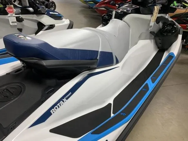 Slide: The Image of Sea-Doo FishPro Sport 170 2025 - 8