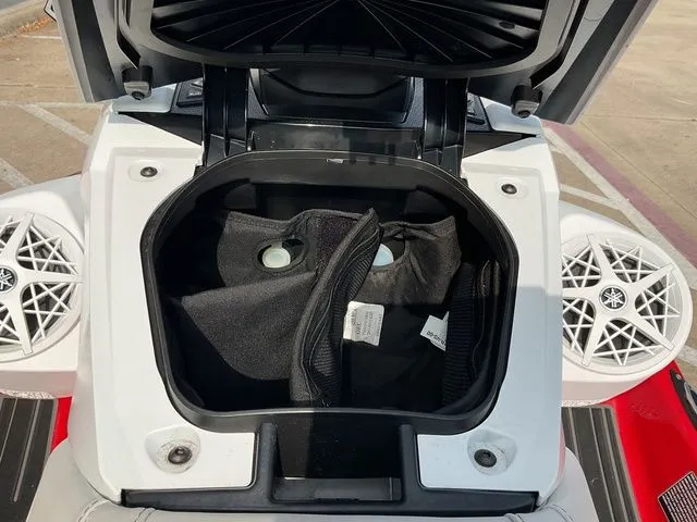 Slide: The Image of Yamaha VX Limited 2025 - 16