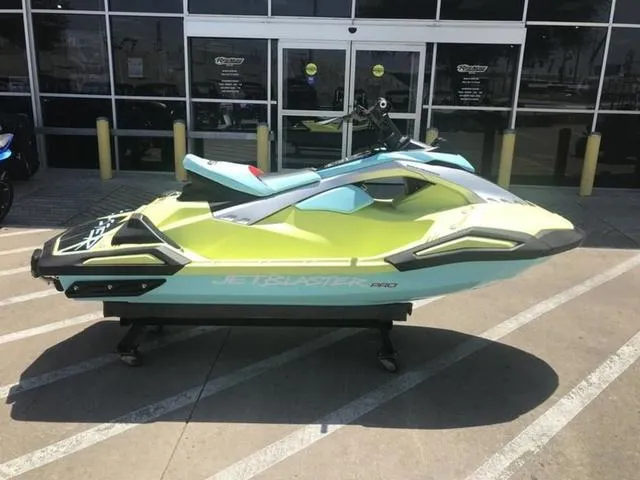 Slide: The Image of Yamaha JetBlaster PRO 2-Up 2025 - 2