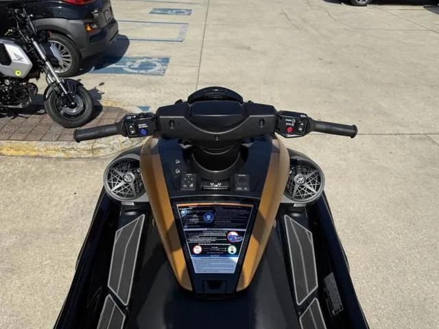 Slide: The Image of Yamaha FX Cruiser HO 2025 - 10