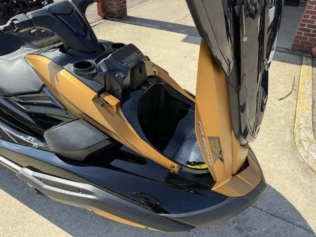 Slide: The Image of Yamaha FX Cruiser HO 2025 - 9