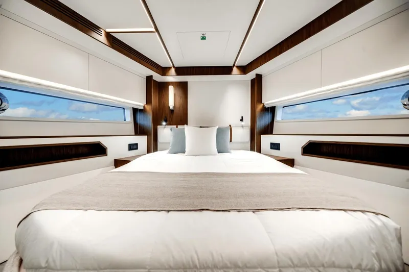 Slide: The Image of Azimut Fly 72 2026 - 19