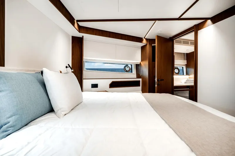 Slide: The Image of Azimut Fly 72 2026 - 21