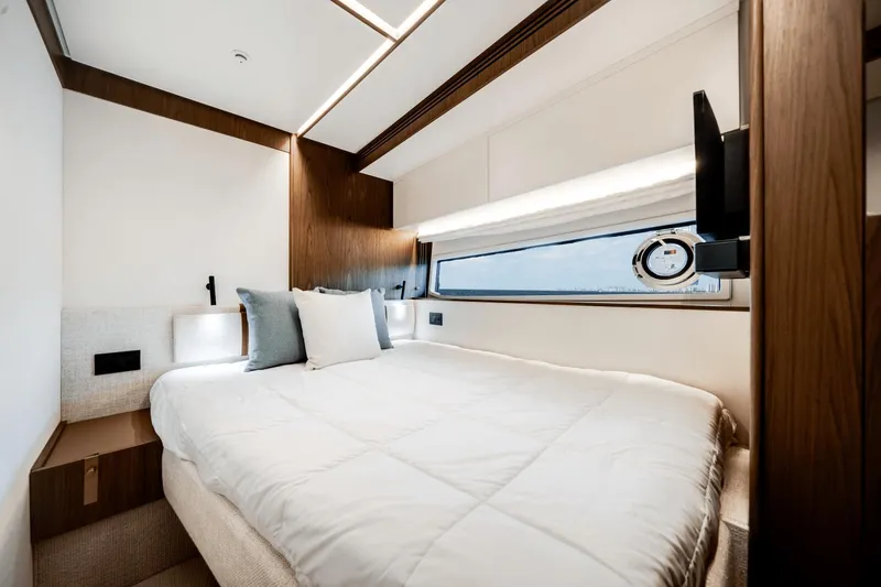 Slide: The Image of Azimut Fly 72 2026 - 24