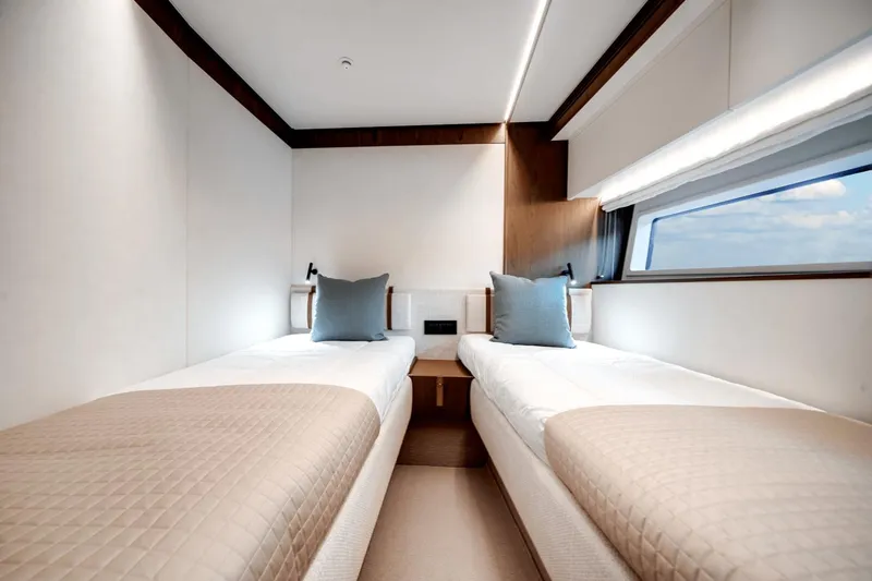 Slide: The Image of Azimut Fly 72 2026 - 27