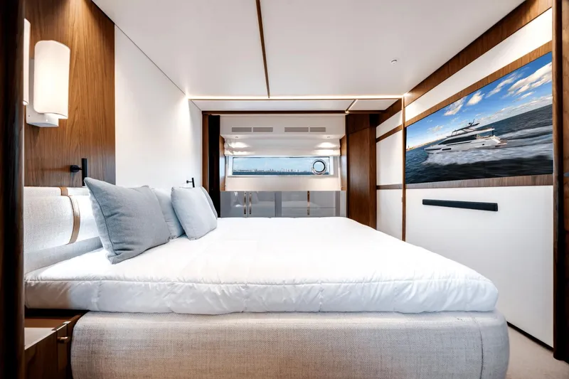 Slide: The Image of Azimut Fly 72 2026 - 35