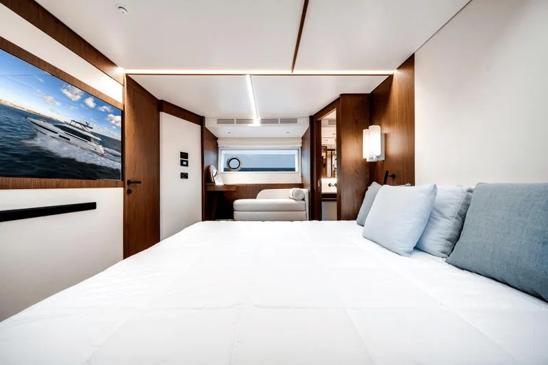Slide: The Image of Azimut Fly 72 2026 - 36