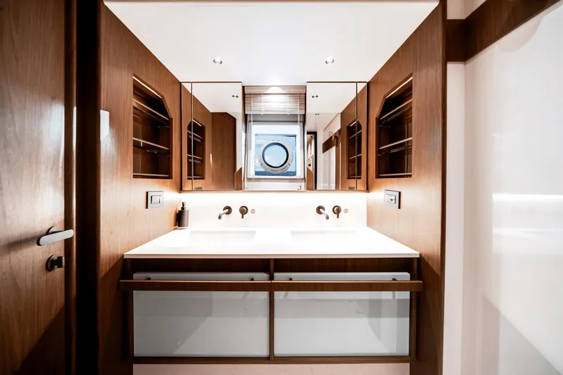 Slide: The Image of Azimut Fly 72 2026 - 40