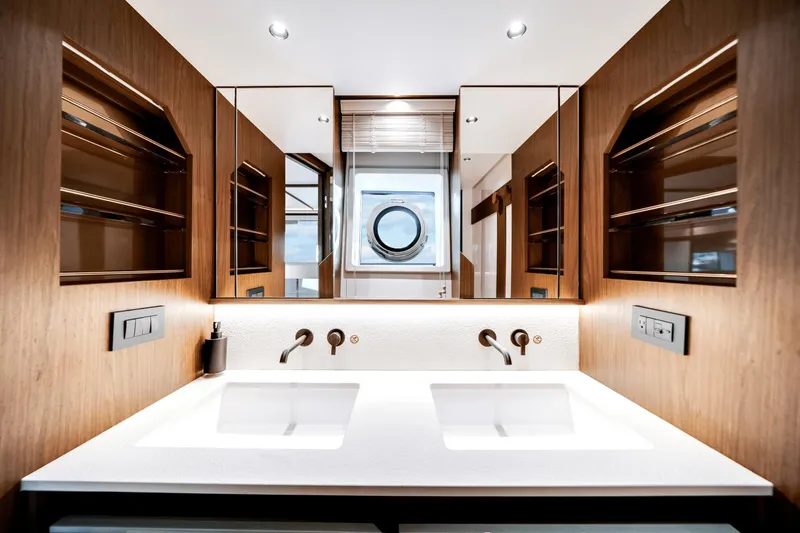 Slide: The Image of Azimut Fly 72 2026 - 41