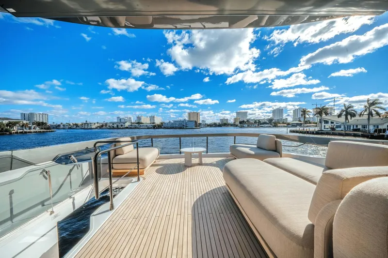 Slide: The Image of Azimut Fly 72 2026 - 73