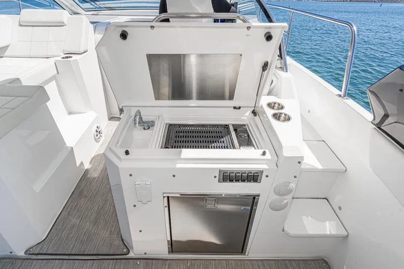 Slide: The Image of Cruisers 390 Express Coupe 2021 - 63